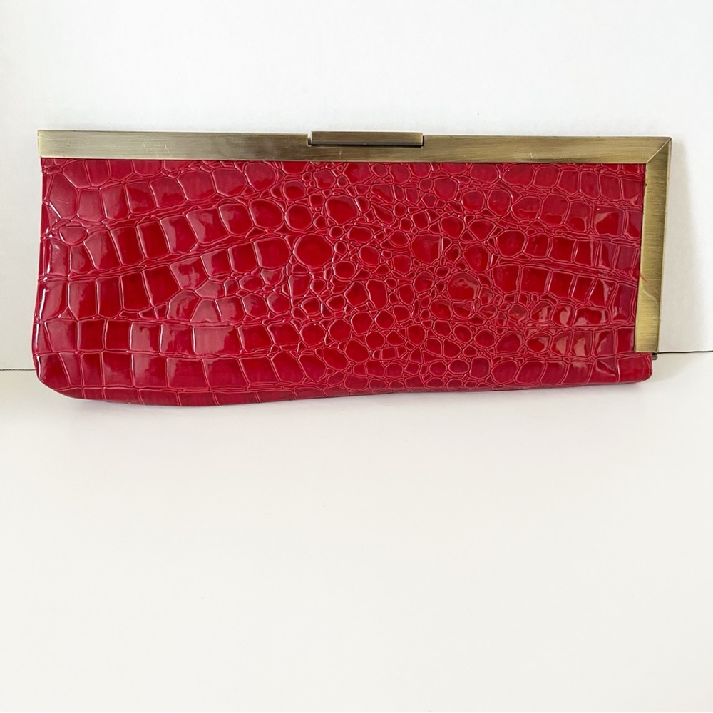 Elegant Vintage Red Faux Crocodile-Embossed Clutch with Metal Bar Clasp and Trim
